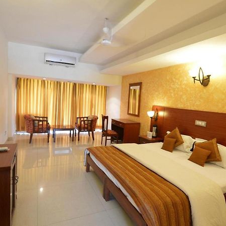 Hotel Raj Hans, Фаридабад Экстерьер фото