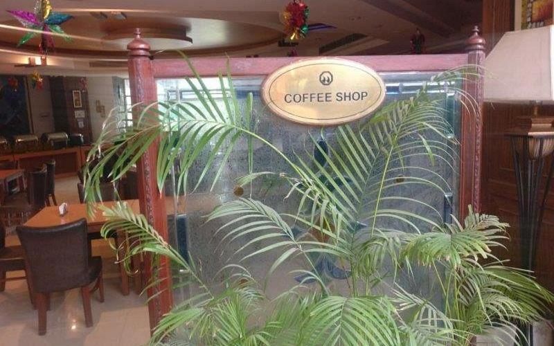 Hotel Raj Hans, Фаридабад Экстерьер фото