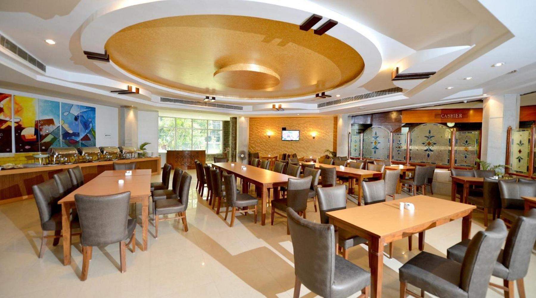 Hotel Raj Hans, Фаридабад Экстерьер фото